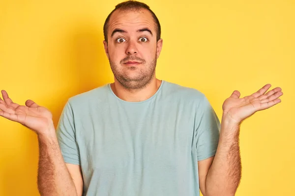 Hombre Joven Con Camiseta Verde Casual Pie Sobre Fondo Amarillo —  Fotos de Stock