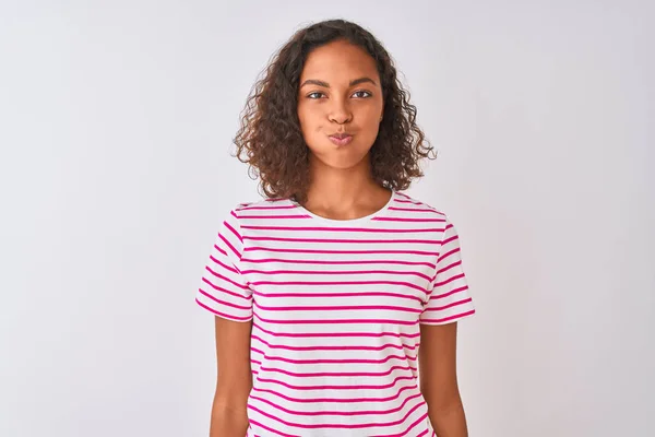 Jovem Brasileira Vestindo Camiseta Listrada Rosa Sobre Fundo Branco Isolado — Fotografia de Stock