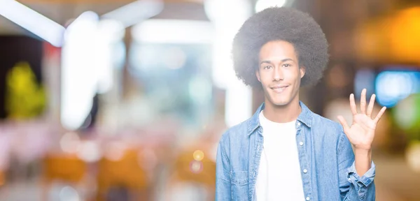 Americký Mladík Afro Vlasy Ukazovat Ukázal Prsty Číslo Pět Zatímco — Stock fotografie