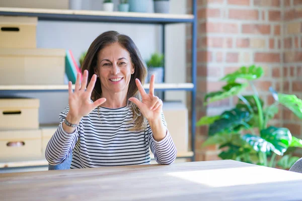 Femme Âgée Âge Moyen Assis Table Maison Montrant Pointant Vers — Photo