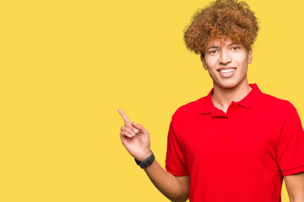 Joven Hombre Guapo Con Pelo Afro Vistiendo Camiseta Roja Con —  Fotos de Stock