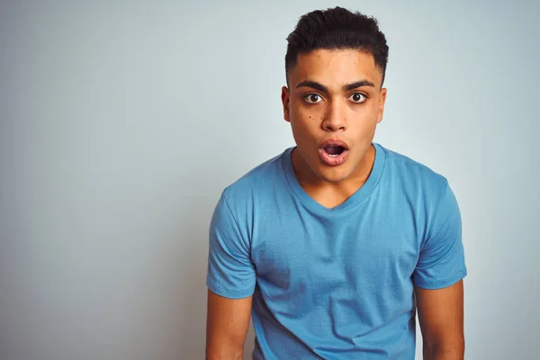 Ung Brasiliansk Man Bär Blå Shirt Stående Över Isolerad Vit — Stockfoto