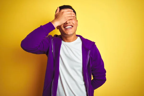 Jovem Brasileiro Vestindo Camisola Roxa Sobre Fundo Amarelo Isolado Sorrindo — Fotografia de Stock