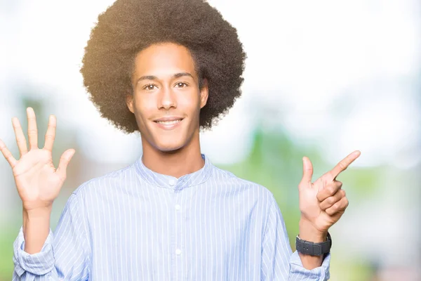 Jeune Homme Afro Américain Aux Cheveux Afro Montrant Pointant Vers — Photo