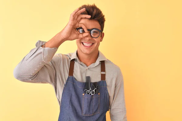 Young Handsome Hairdresser Man Wearing Apron Glasses Isolated Yellow Background — Stok fotoğraf