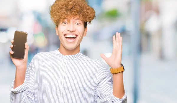 Joven Hombre Guapo Mostrando Pantalla Del Teléfono Inteligente Muy Feliz —  Fotos de Stock