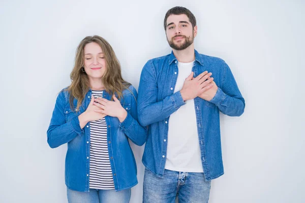 Jovem Belo Casal Juntos Sobre Fundo Isolado Branco Sorrindo Com — Fotografia de Stock