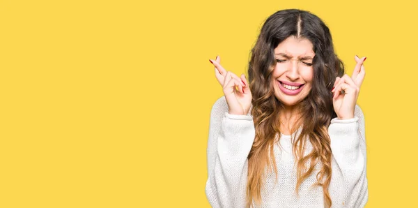 Jovem Mulher Bonita Vestindo Suéter Branco Sorrindo Cruzando Dedos Com — Fotografia de Stock