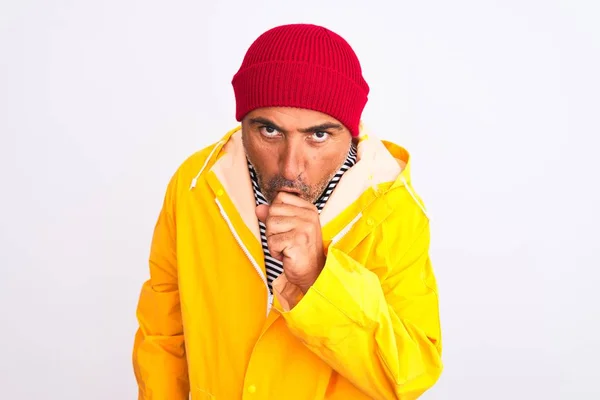 Мужчина Средних Лет Дождевой Куртке Шерстяной Шляпе Стоящий Изолированном Белом — стоковое фото