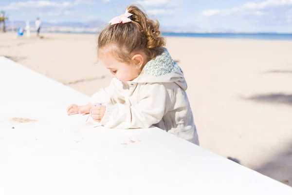 Belle Tout Petit Enfant Fille Veste Jouant Avec Sable Sur — Photo