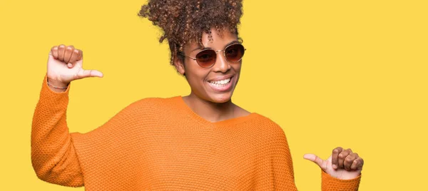 얼굴에 미소와 자신감 자부심과 손가락으로 자신을 가리키는 선글라스를 아프리카계 미국인 — 스톡 사진