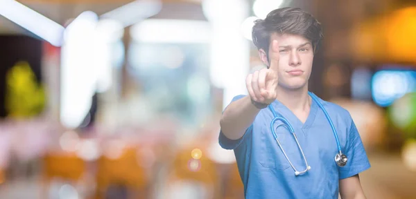 Νεαρός Γιατρός Φορώντας Ιατρική Στολή Απομονωμένες Φόντο Κατάδειξης Δάχτυλο Επάνω — Φωτογραφία Αρχείου