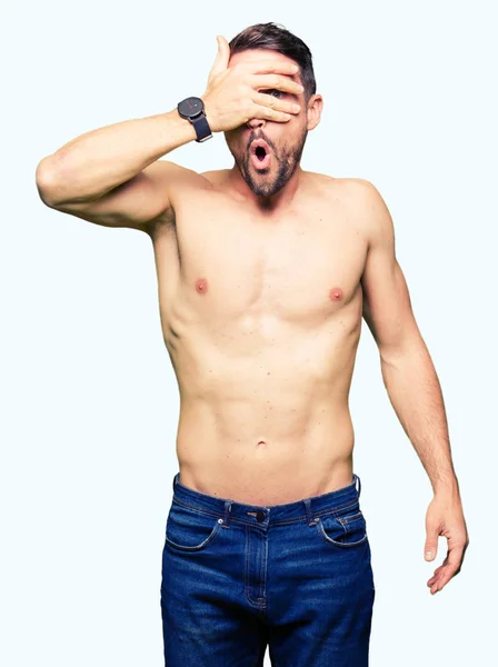 Bonito Homem Sem Camisa Mostrando Peito Espreitando Choque Cobrindo Rosto — Fotografia de Stock