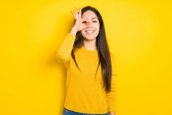 Schöne Brünette Frau Über Gelbem Isolierten Hintergrund Tut Geste Mit — Stockfoto