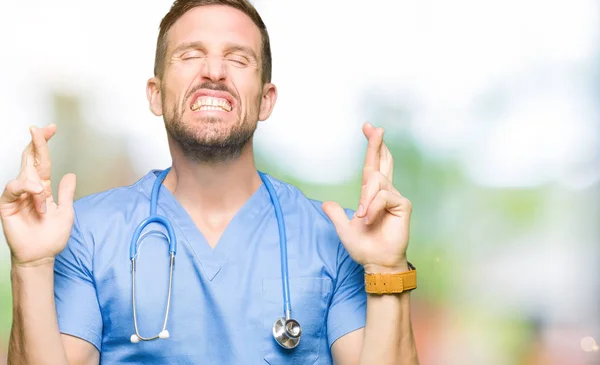 Bonito Médico Homem Vestindo Uniforme Médico Sobre Fundo Isolado Sorrindo — Fotografia de Stock