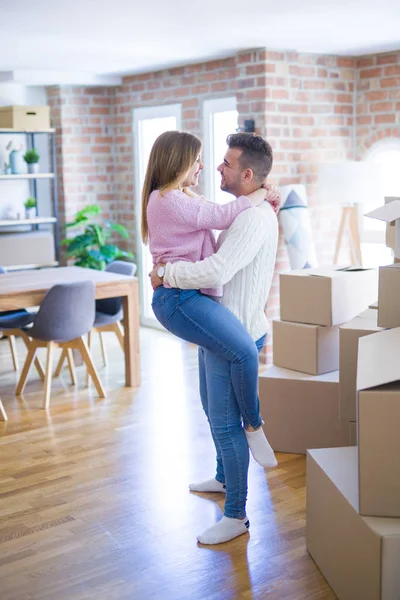 Pasangan Muda Yang Cantik Berpelukan Dalam Cinta Merayakan Sangat Bahagia — Stok Foto