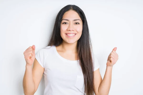 Mooie Brunette Vrouw Geïsoleerde Achtergrond Erg Blij Opgewonden Doet Winnaar — Stockfoto