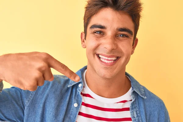 Joven Hombre Guapo Con Camiseta Rayas Camisa Mezclilla Sobre Fondo —  Fotos de Stock