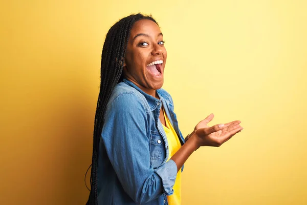 Jonge Afro Amerikaanse Vrouw Draagt Denim Shirt Staan Geïsoleerde Gele — Stockfoto