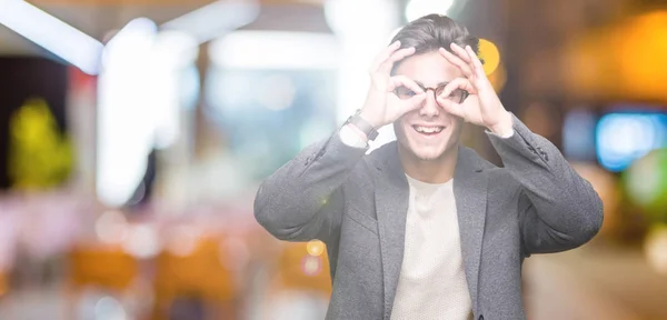 Young Business Man Bär Glasögon Över Isolerad Bakgrund Gör Gest — Stockfoto