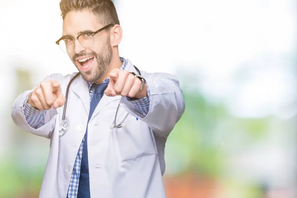 Knappe Jonge Dokter Man Geïsoleerde Achtergrond Pointing Aan Camera Met — Stockfoto