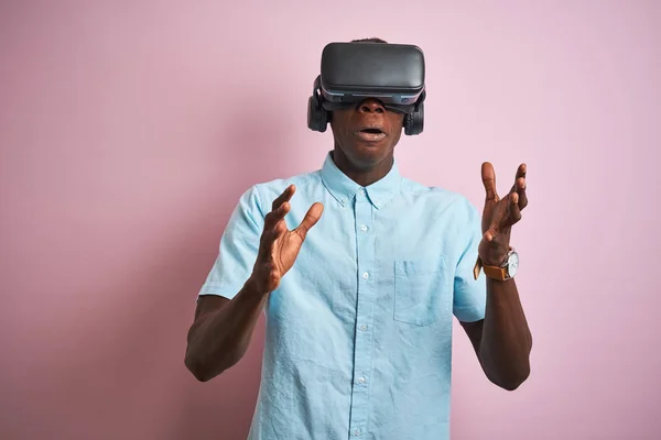 Young African American Man Playing Virtual Reality Game Using Goggles — Stock Photo, Image