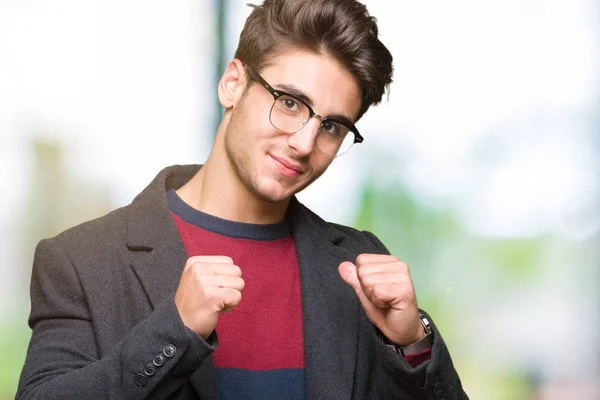 Ung Snygg Elegant Man Glasögon Över Isolerade Bakgrund Ser Självsäker — Stockfoto