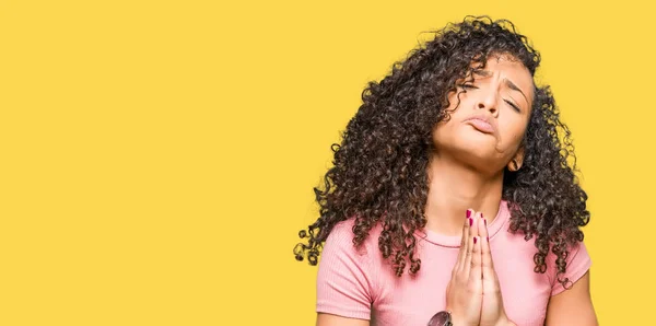 Jonge Mooie Vrouw Met Krullend Haar Dragen Roze Shirt Bedelen — Stockfoto