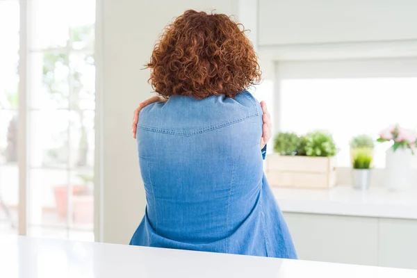 Donna Anziana Mezza Età Con Capelli Ricci Che Indossa Giacca — Foto Stock