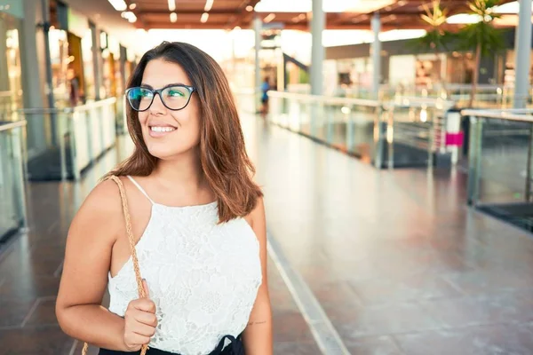 Jonge Mooie Vrouw Het Winkelcentrum Staande Glimlachend Vrolijk Het Winkelcentrum — Stockfoto