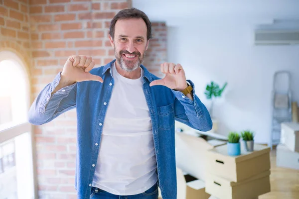 Medelålders Äldre Man Flyttar Till Ett Nytt Hus Förpackning Kartong — Stockfoto