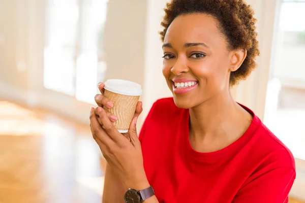 Krásné mladé afroamerické ženy pití kávy ta — Stock fotografie