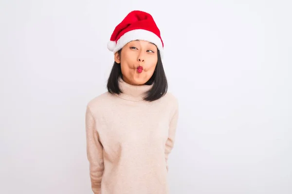 Jovem Mulher Chinesa Bonita Vestindo Chapéu Natal Santa Sobre Fundo — Fotografia de Stock