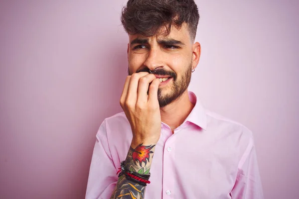 Ung Man Med Tatuering Klädd Skjorta Stående Över Isolerade Rosa — Stockfoto