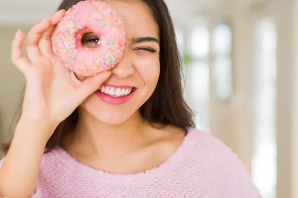 Hermosa Joven Sonriendo Mirando Través Rosquilla Rosada Ojo —  Fotos de Stock