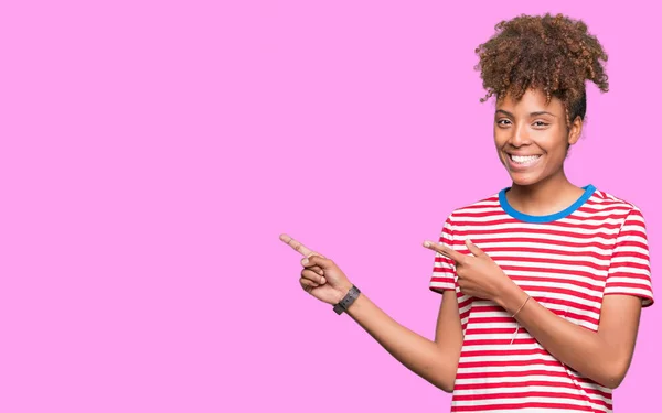 Linda Jovem Afro Americana Sobre Fundo Isolado Sorrindo Olhando Para — Fotografia de Stock