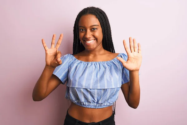 Afrikanisch Amerikanische Frau Gestreiftem Shirt Steht Über Isoliertem Rosa Hintergrund — Stockfoto