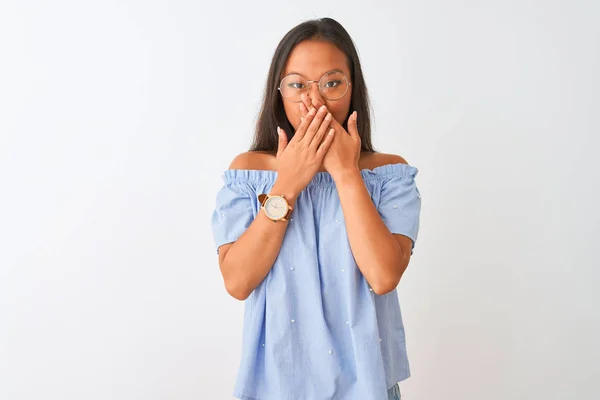 Joven Mujer China Con Camiseta Azul Gafas Sobre Fondo Blanco — Foto de Stock