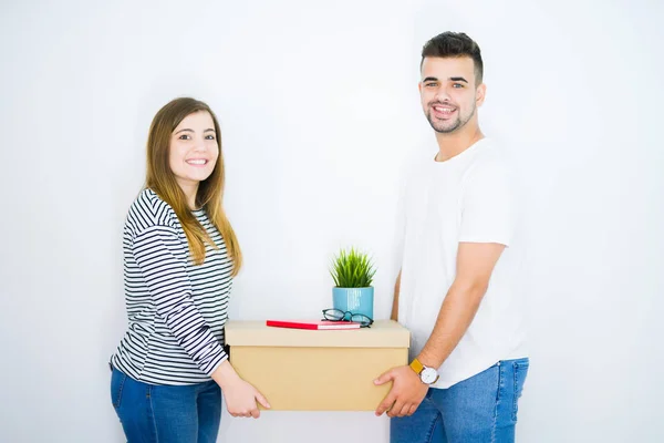 Jovem Casal Bonito Segurando Caixa Papelão Sobre Fundo Branco Isolado — Fotografia de Stock