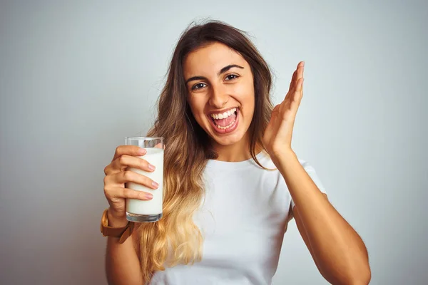 Ung Vacker Kvinna Dricker Ett Glas Mjölk Över Vit Isolerad — Stockfoto