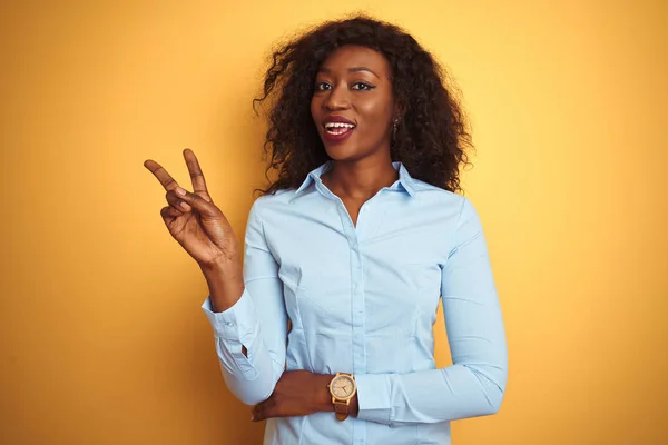 Mujer Negocios Afroamericana Con Camisa Elegante Sobre Fondo Amarillo Aislado —  Fotos de Stock