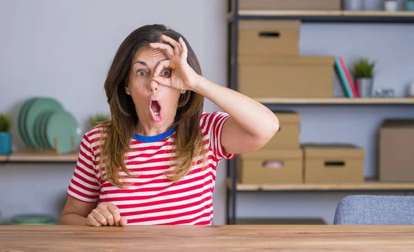 Mulher Idosa Meia Idade Sentada Mesa Casa Fazendo Gesto Chocado — Fotografia de Stock