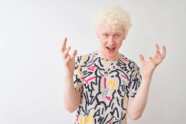Młody Blondyn Albinos Ubrany Kolorowy Shirt Stojący Nad Odizolowanym Białym — Zdjęcie stockowe