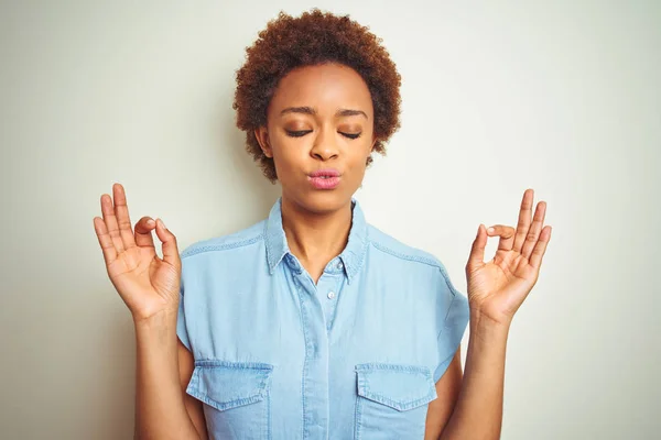 Jovem Mulher Americana Africana Bonita Com Cabelo Afro Sobre Fundo — Fotografia de Stock