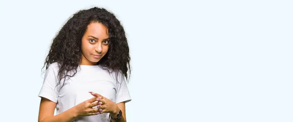 Junge Schöne Mädchen Mit Lockigem Haar Trägt Lässig Weiße Shirt — Stockfoto