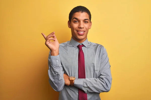 Νεαρός Όμορφος Άραβας Επιχειρηματίας Πουκάμισο Και Γραβάτα Απομονωμένο Κίτρινο Φόντο — Φωτογραφία Αρχείου