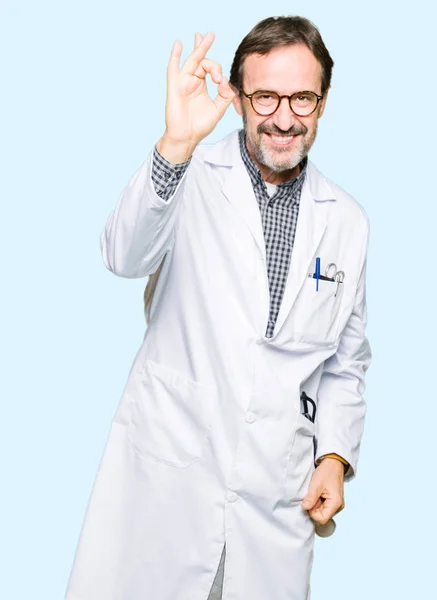 Médico Mediana Edad Hombres Con Abrigo Médico Sonriendo Positiva Haciendo — Foto de Stock