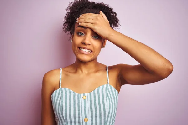 Afro Amerikaanse Vrouw Draagt Casual Gestreepte Jurk Staan Geïsoleerde Roze — Stockfoto