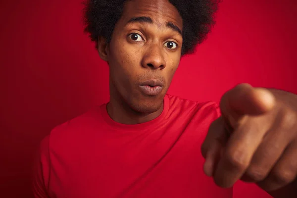 Jonge Amerikaanse Man Met Afro Haar Shirt Geïsoleerde Rode Achtergrond — Stockfoto