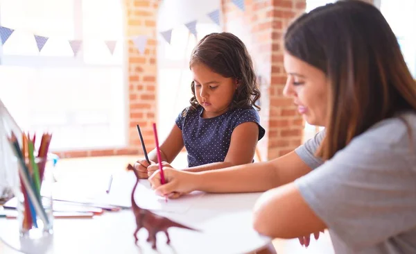 Όμορφη Δασκάλα Και Παιδί Κορίτσι Σχέδιο Χρησιμοποιώντας Χρωματιστά Μολύβια Στο — Φωτογραφία Αρχείου